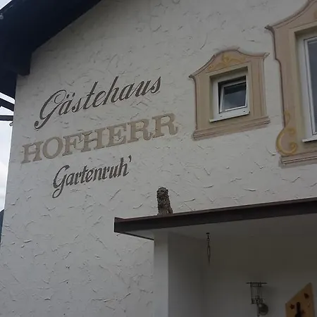 Und Hofherr *